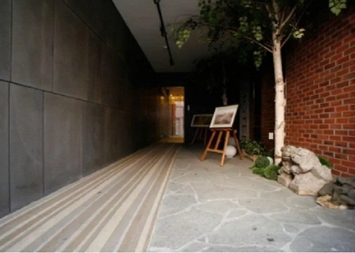 Shinchon Y Hotel *
